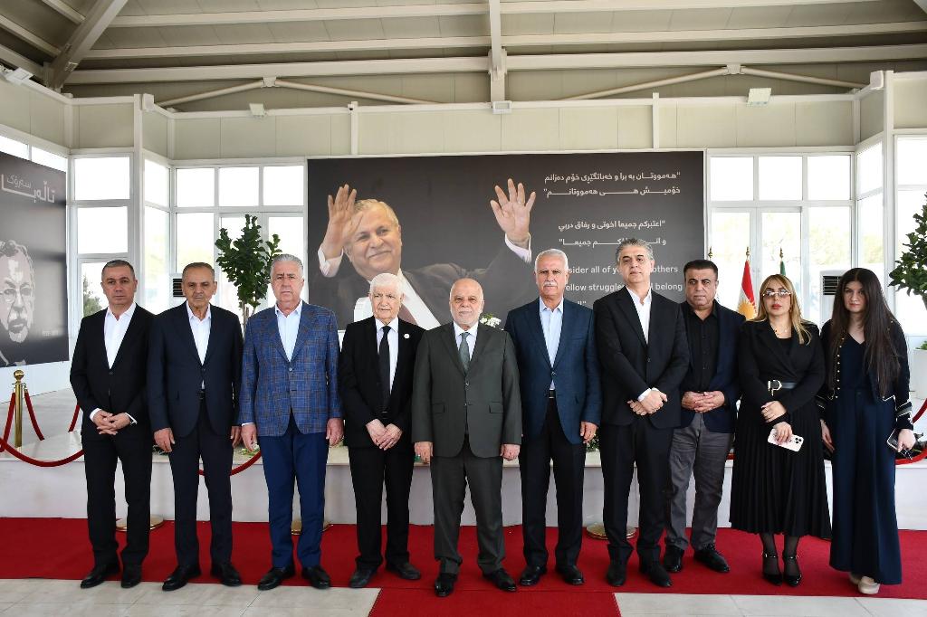 الدكتور العبادي يزور ضريح الرئيس الراحل جلال طالباني في السليمانية