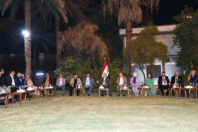 الدكتور حيدر العبادي يستضيف مجموعة من المحللين السياسيين ويناقش معهم القضايا العامة للبلد